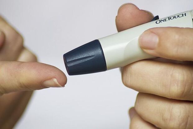 Blood sampling for glucose measurement in diabetes